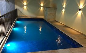 Casa ampla e arejada, com piscina e churrasqueira - 03 dormitórios